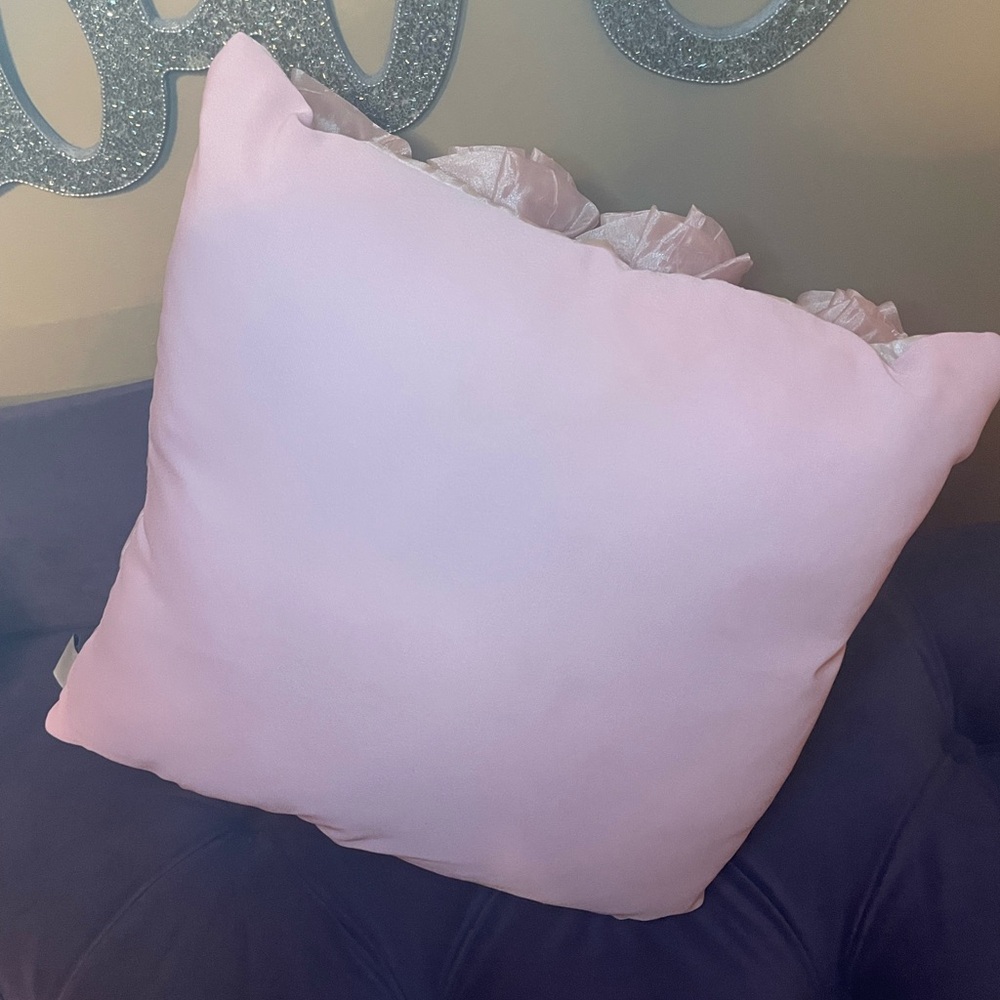 🩷Elegant Floral Accent Pillow in Pink💕 - Picture 2 of 4